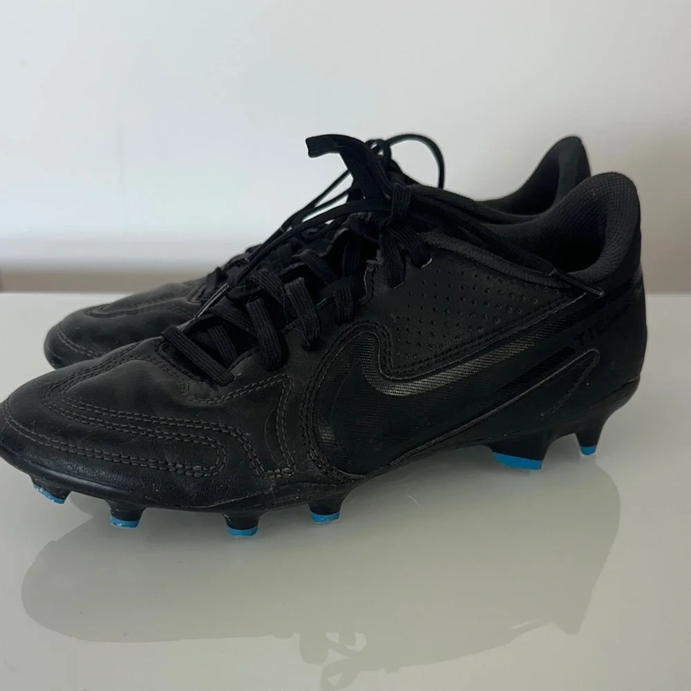Nike Kids Black Athletic tempo cleats 5